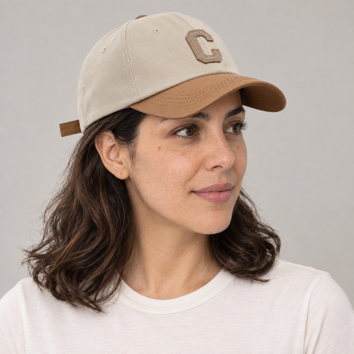 Gorro Bicolor C beige, vista lateral de tres cuartos en mujer