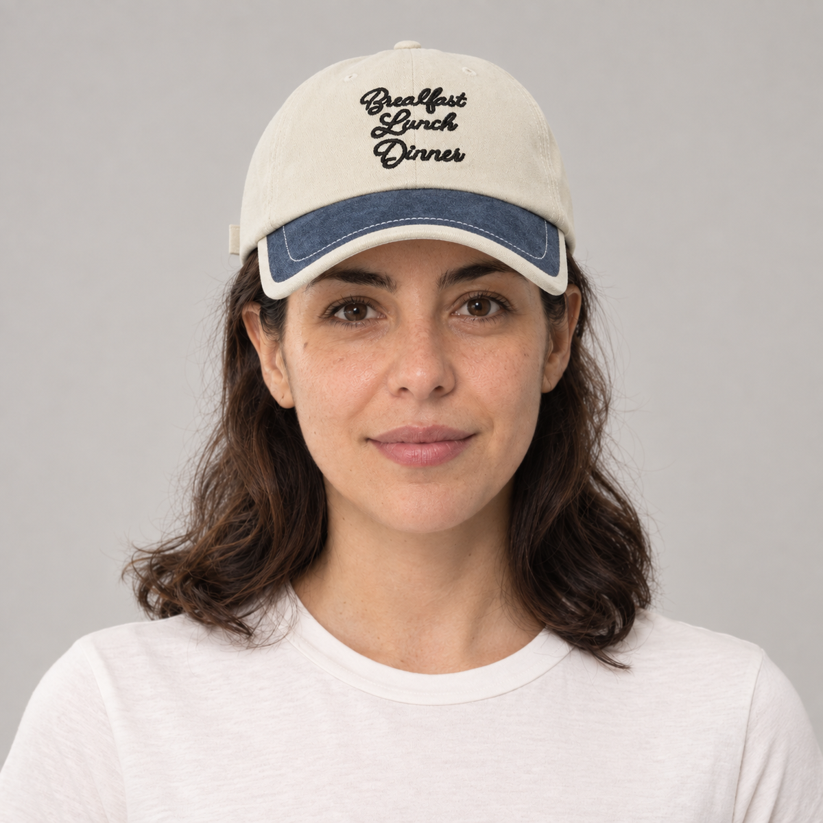 Gorro Breakfast Lunch Dinner azul oscuro y crema, vista frontal en modelo mujer