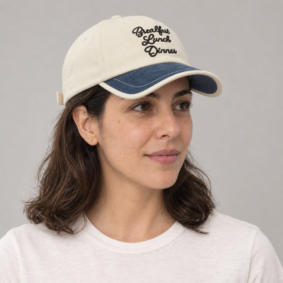 Gorro Breakfast Lunch Dinner azul oscuro y crema, vista lateral en modelo mujer