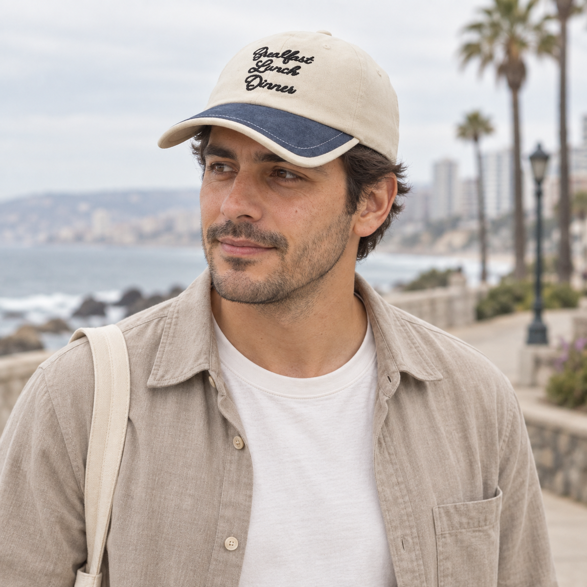 Gorro Breakfast Lunch Dinner azul oscuro y crema, uso cotidiano en Viña del Mar en modelo hombre