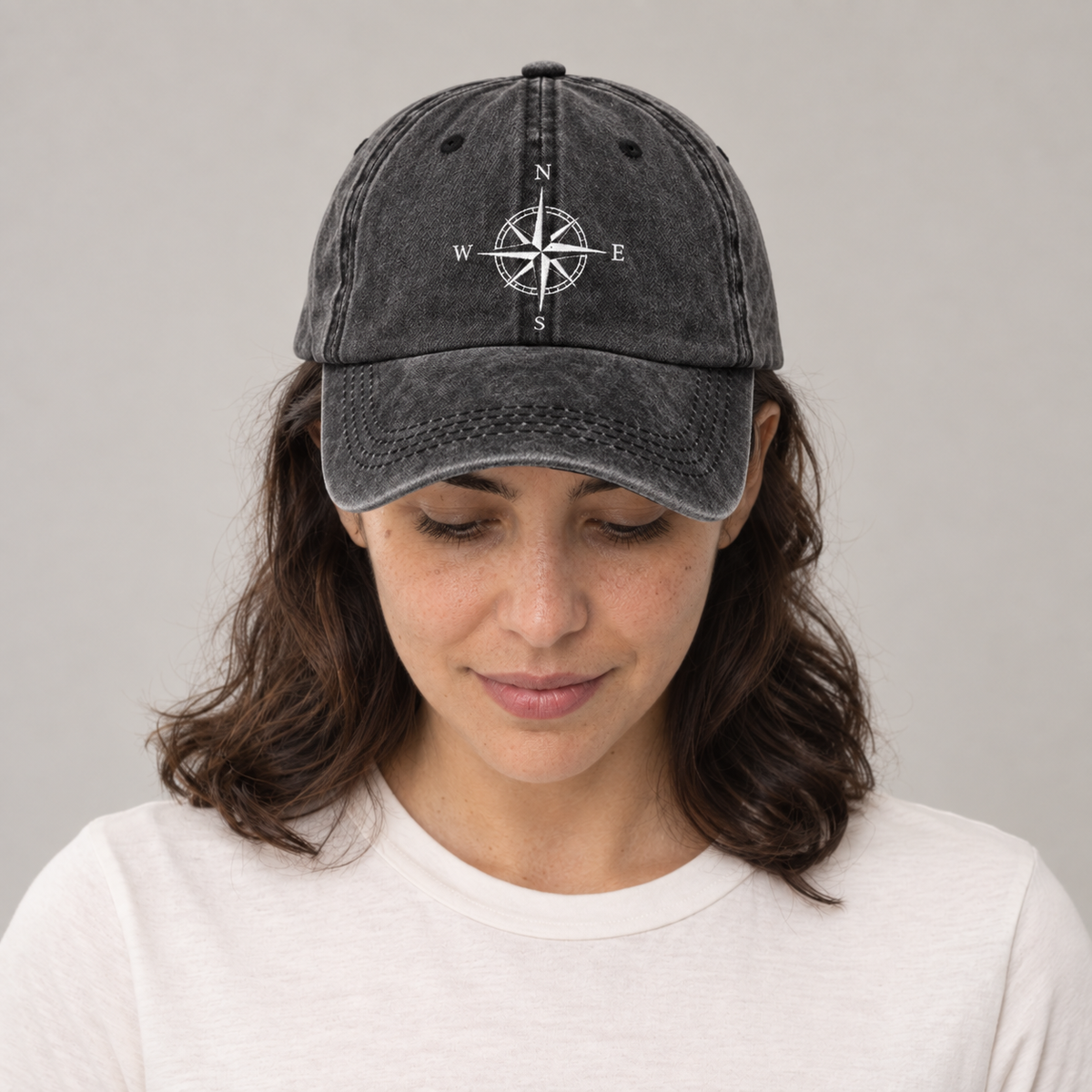 Gorro Brújula negro, mirando hacia abajo en modelo mujer