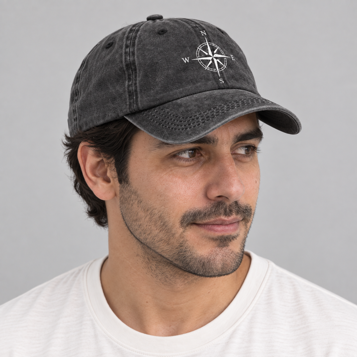 Gorro Brújula negro, vista lateral en modelo hombre