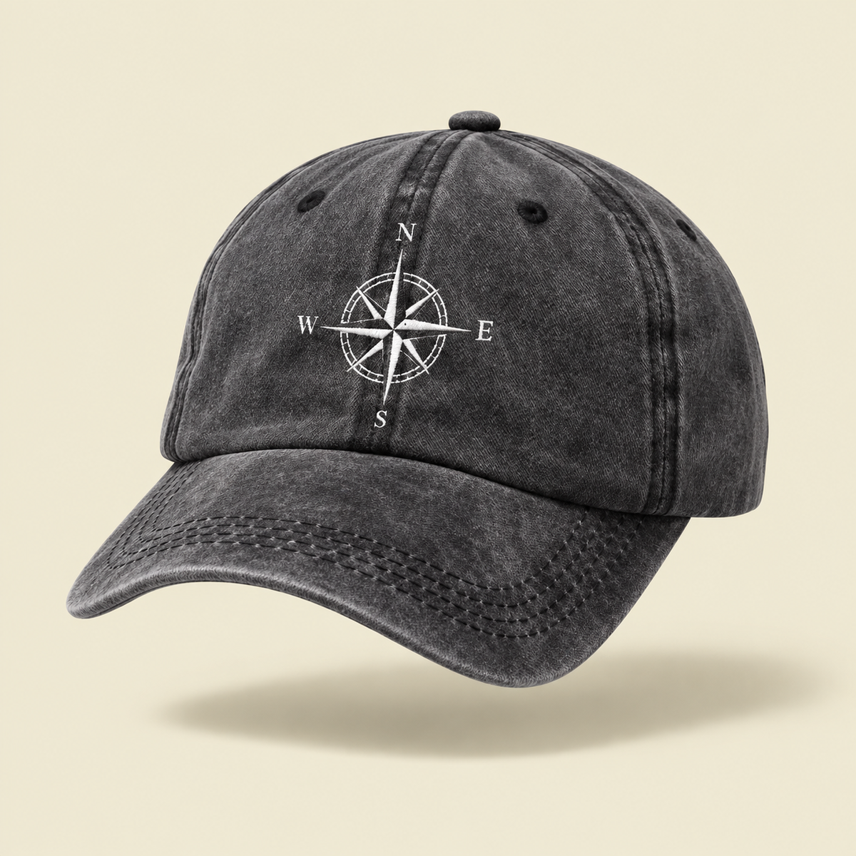 Gorro Brújula Studio Kyo, fotografía de producto sobre fondo crema
