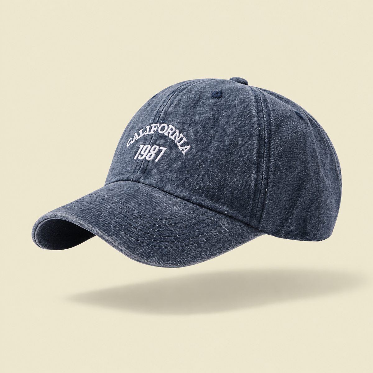 Gorro California 1987 Studio Kyo, fotografía de producto sobre fondo crema