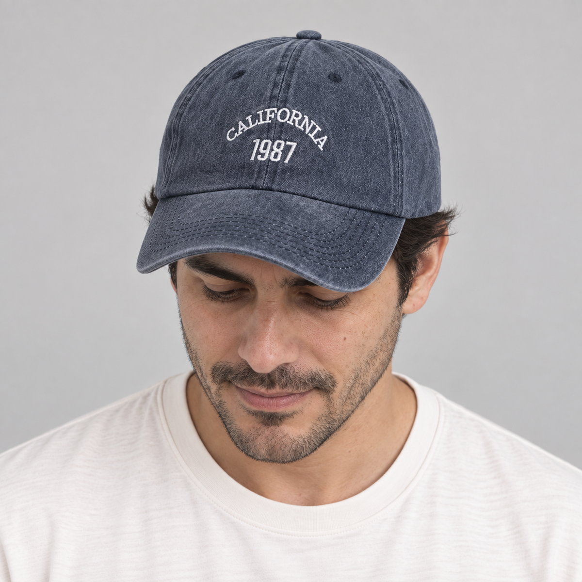 Gorro California 1987 azul, mirando hacia abajo en modelo hombre