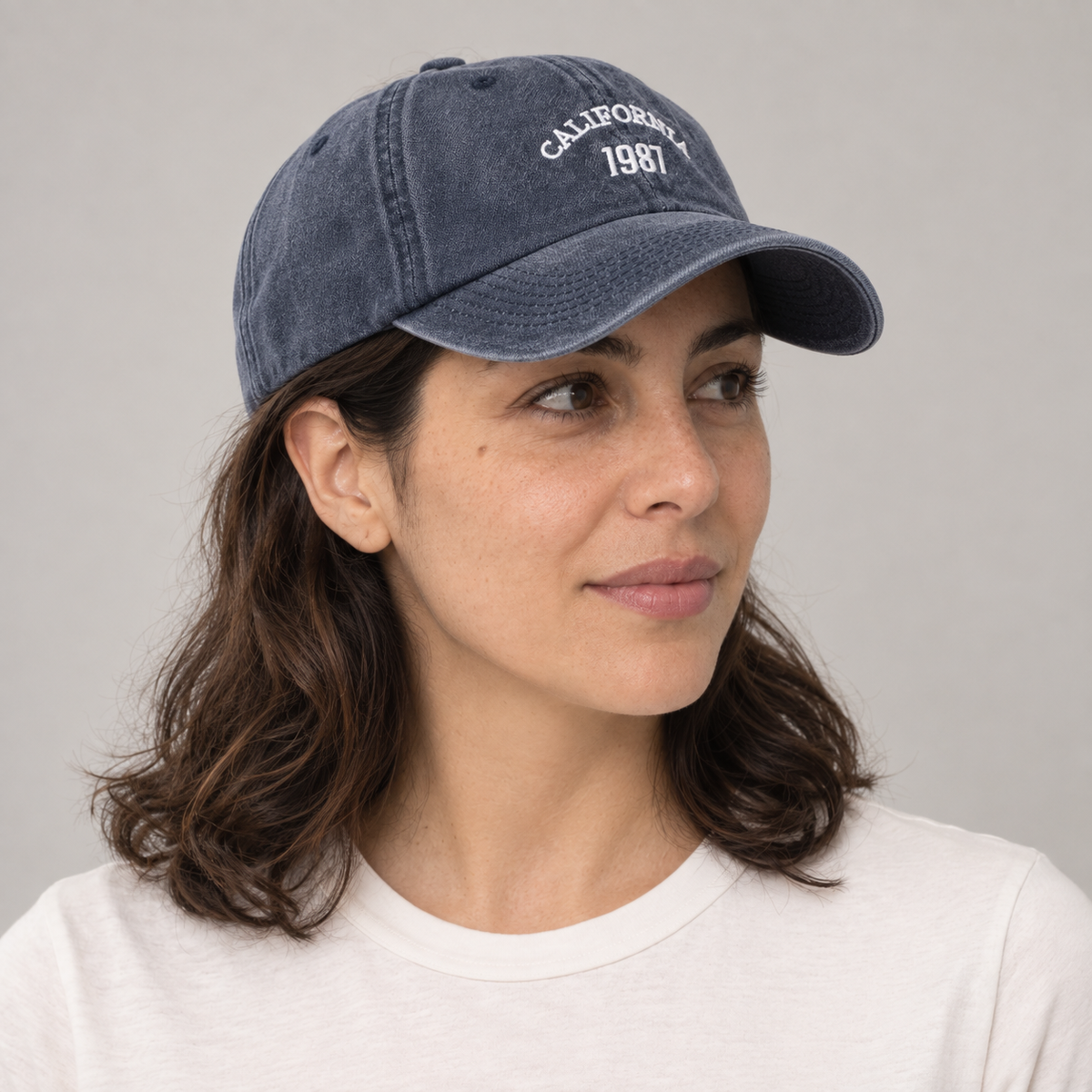Gorro California 1987 azul, vista lateral en modelo mujer