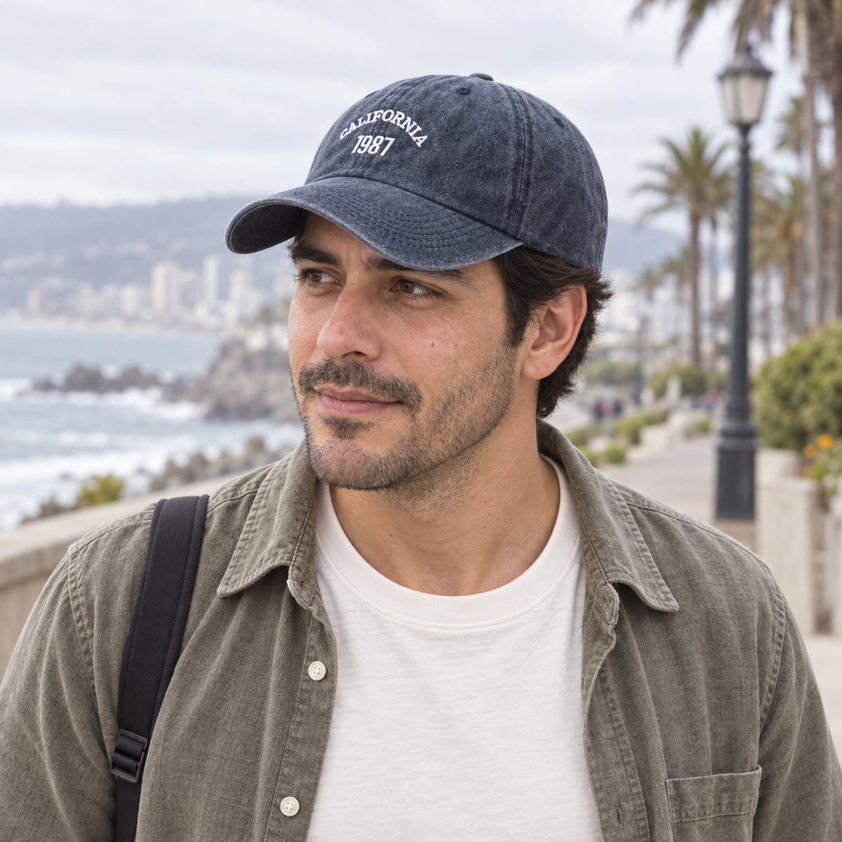 Gorro California 1987 azul, uso cotidiano en Viña del Mar en modelo hombre