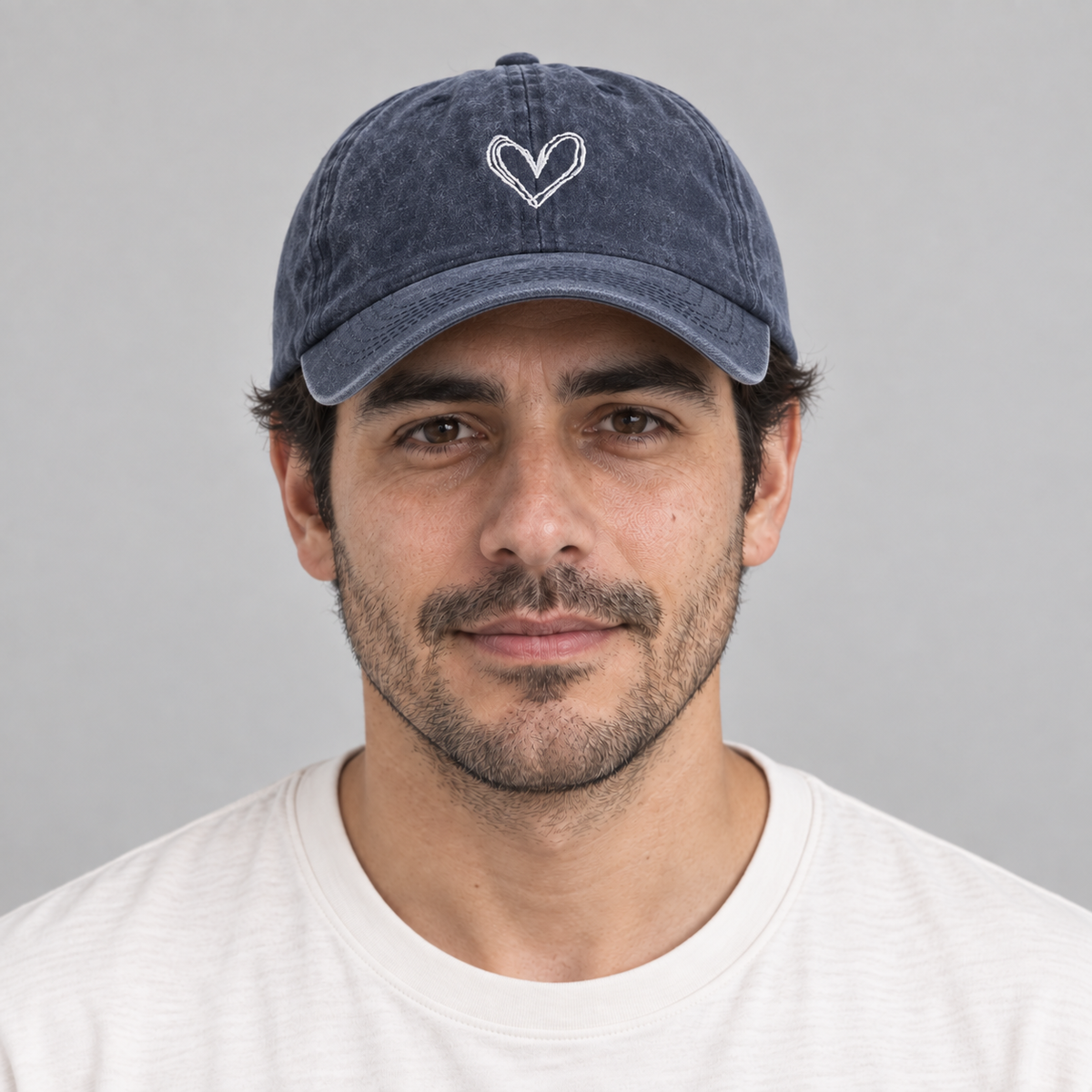 Gorro Corazón azul oscuro, vista frontal en modelo hombre