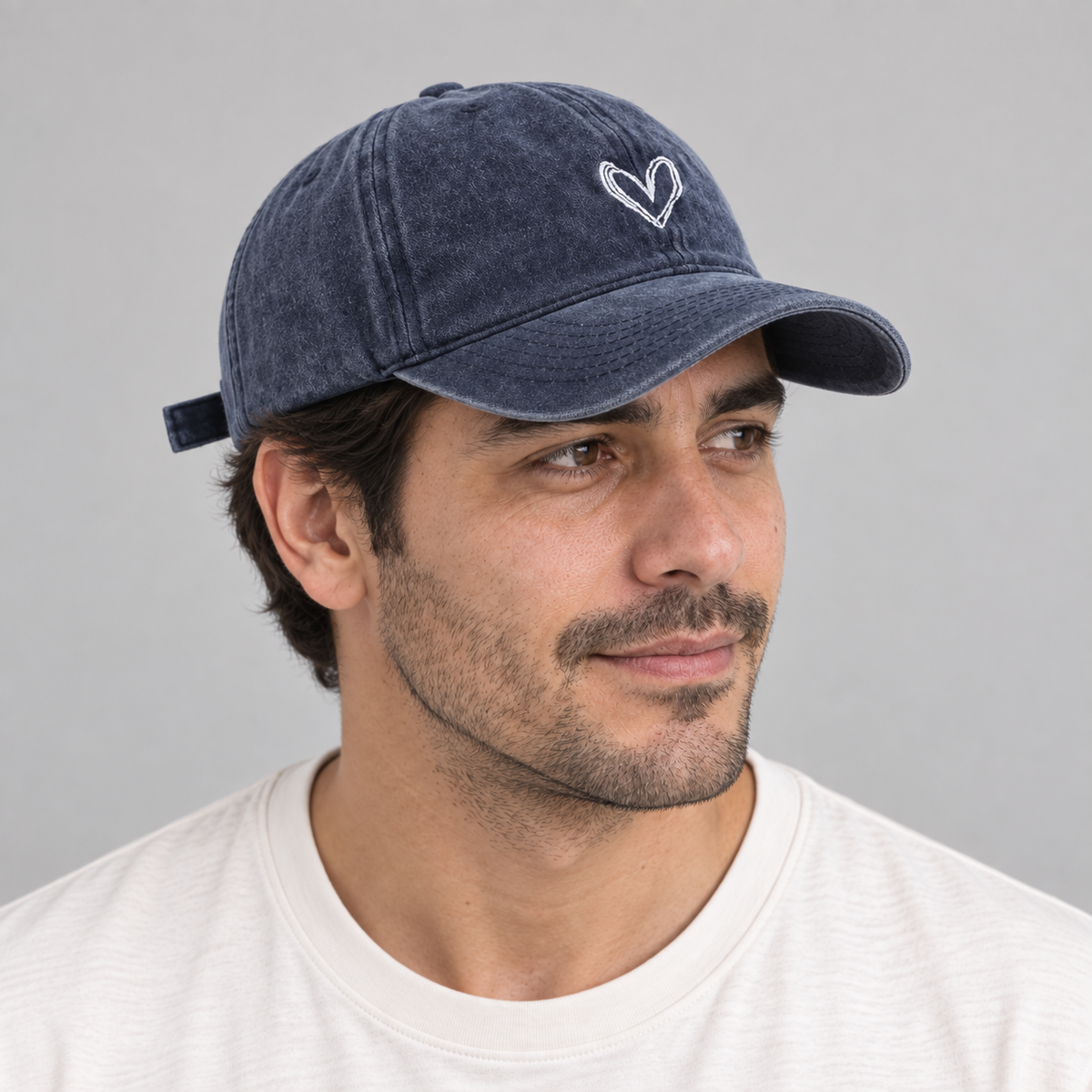 Gorro Corazón azul oscuro, vista lateral en modelo hombre