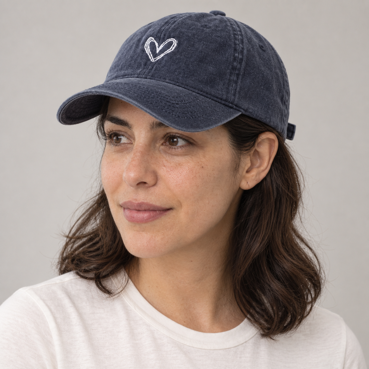 Gorro Corazón azul oscuro, detalle del diseño en modelo mujer