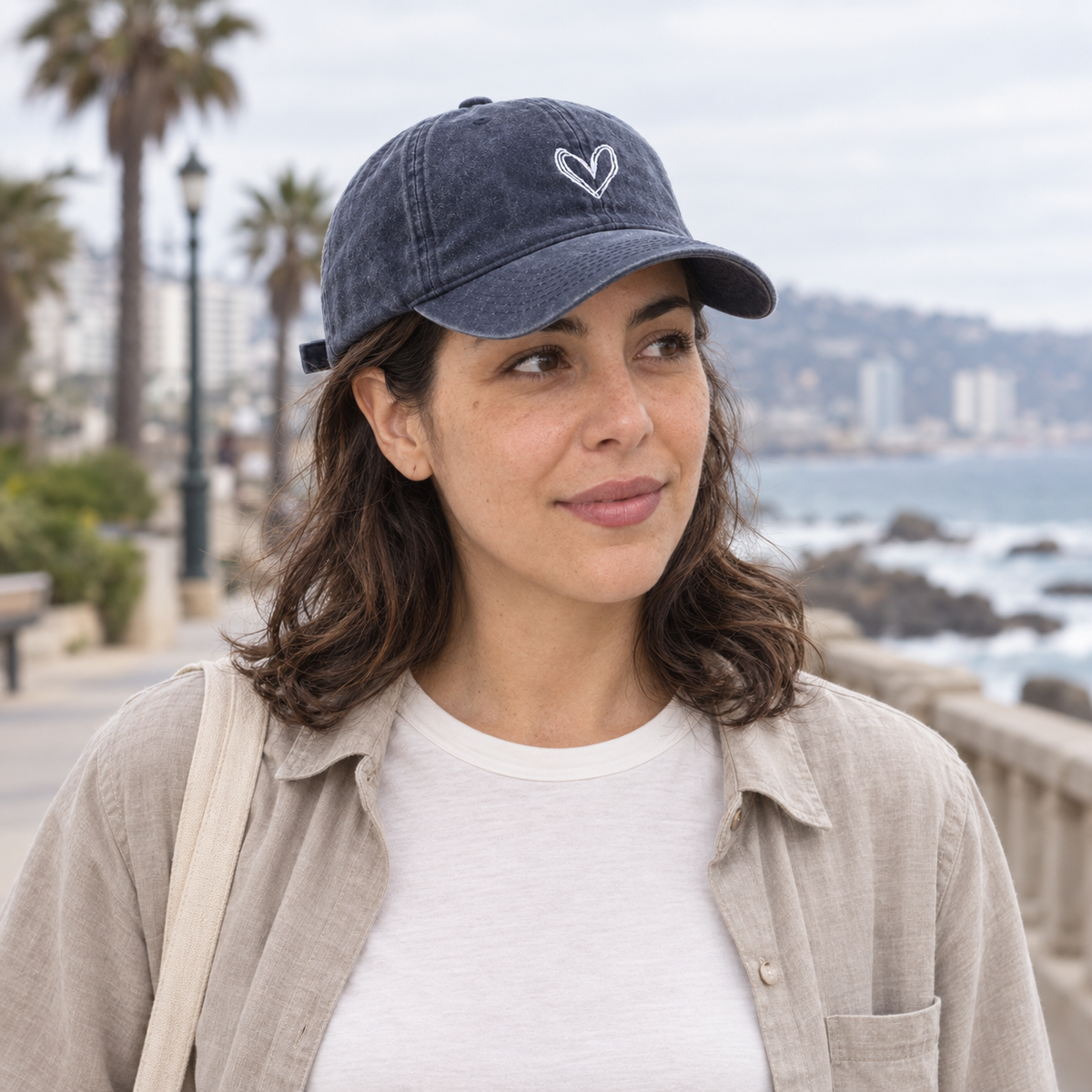 Gorro Corazón azul oscuro, uso cotidiano en Viña del Mar en modelo mujer