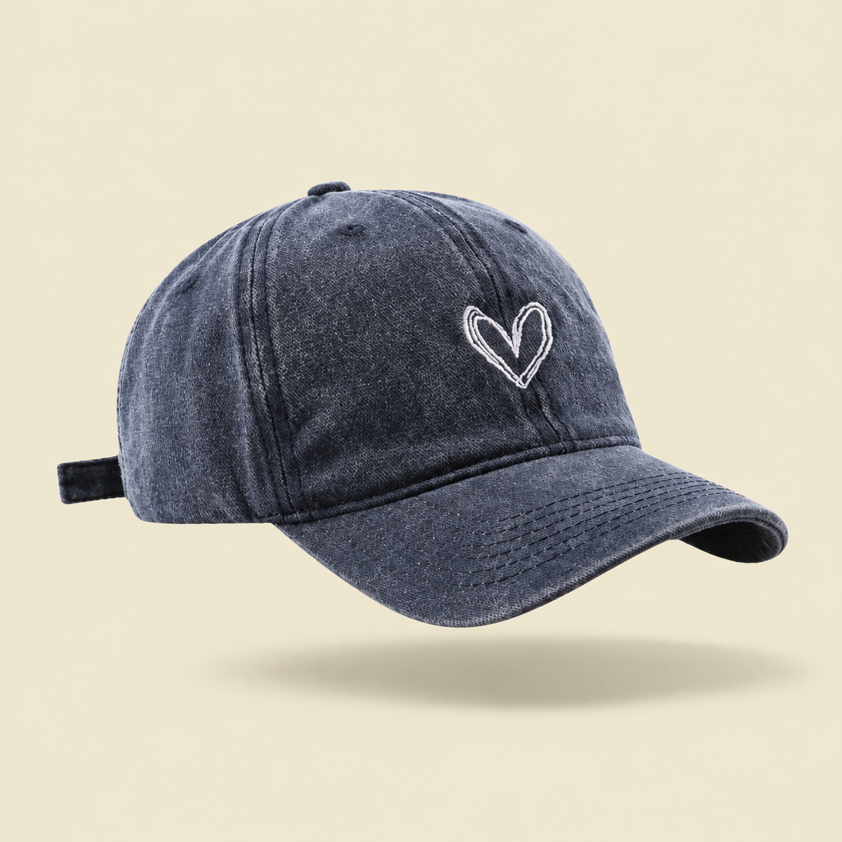 Gorro Corazón, vista de producto sobre fondo crema Studio Kyo