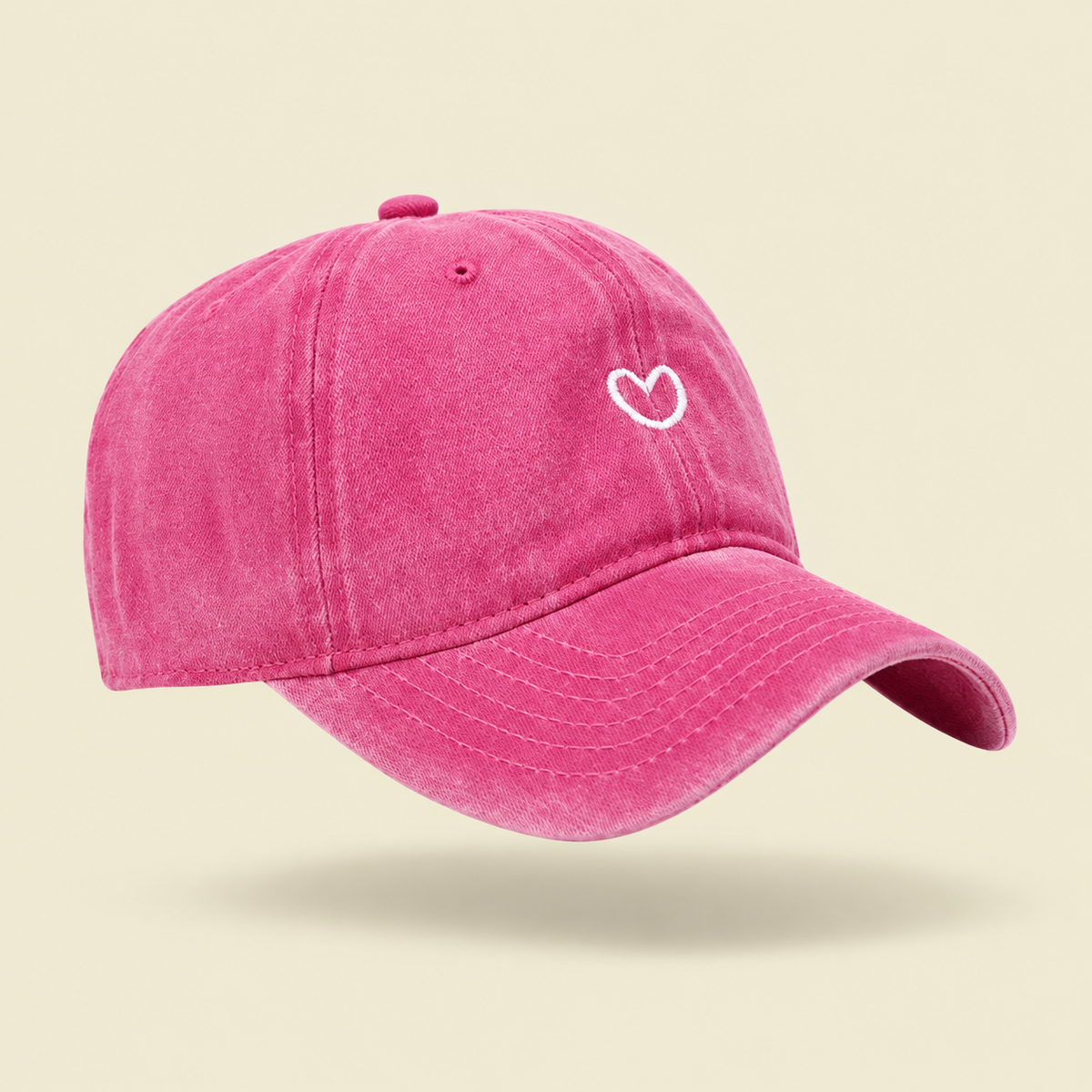 Gorro Corazón Vintage Studio Kyo, fotografía de producto sobre fondo crema