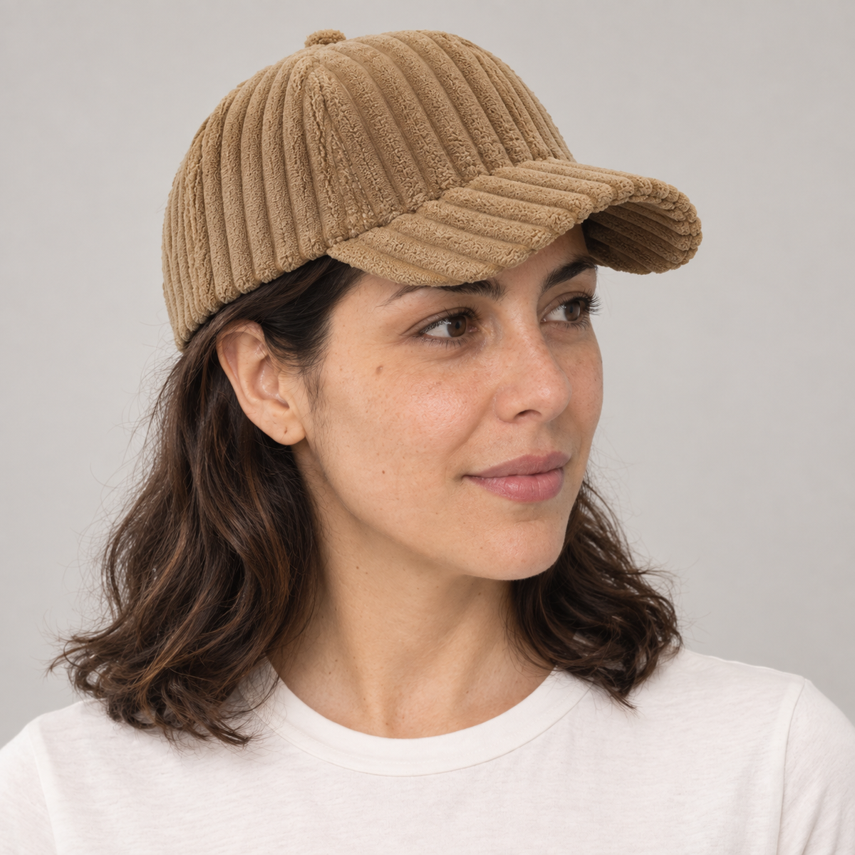 Gorro Cotelé camello, vista lateral en modelo mujer