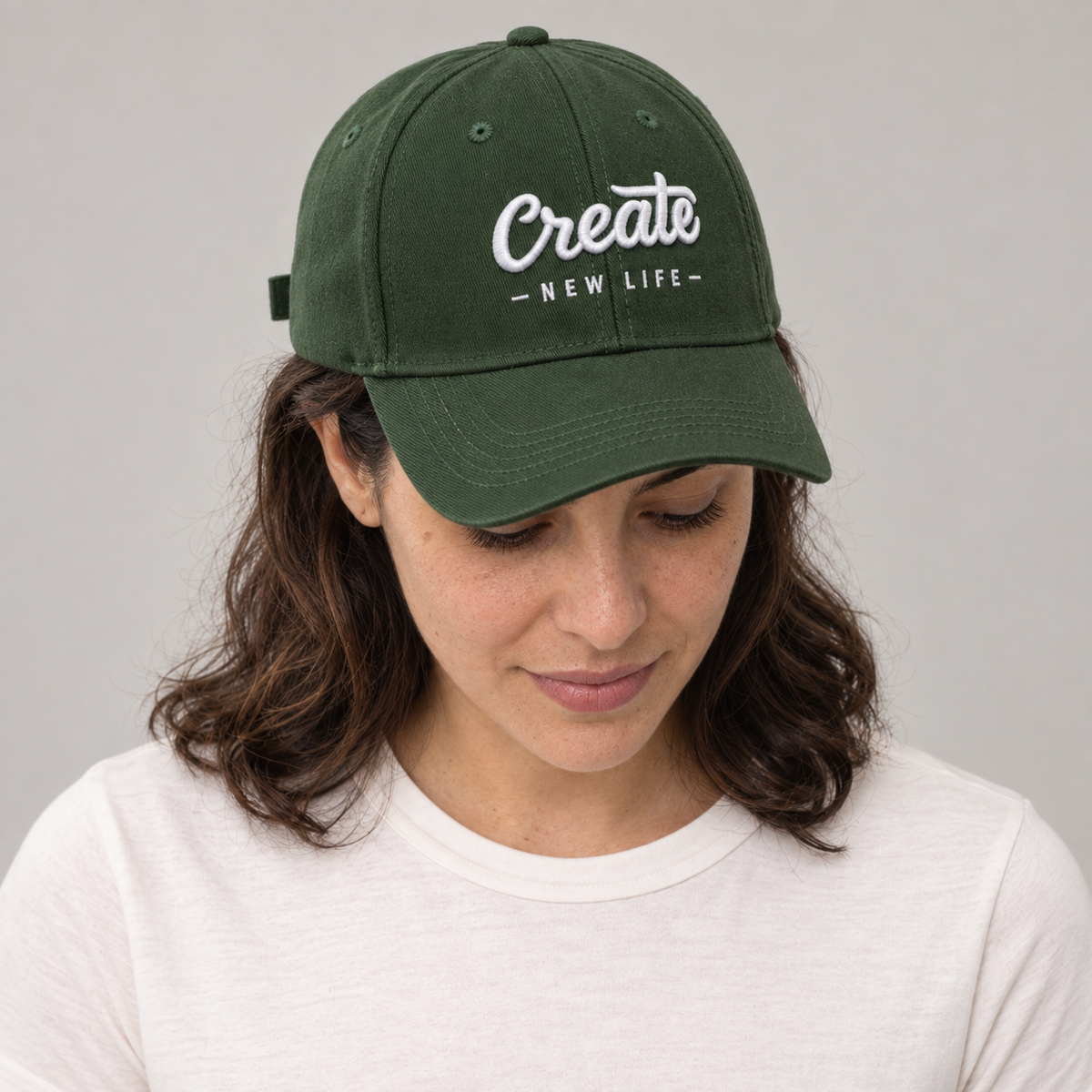 Gorro Create verde, mirando hacia abajo en modelo mujer