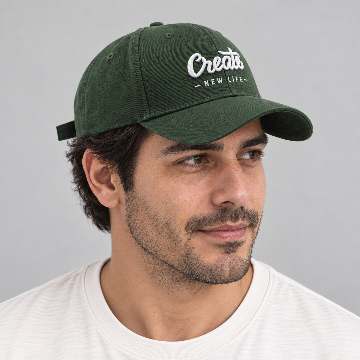 Gorro Create verde, vista lateral en modelo hombre