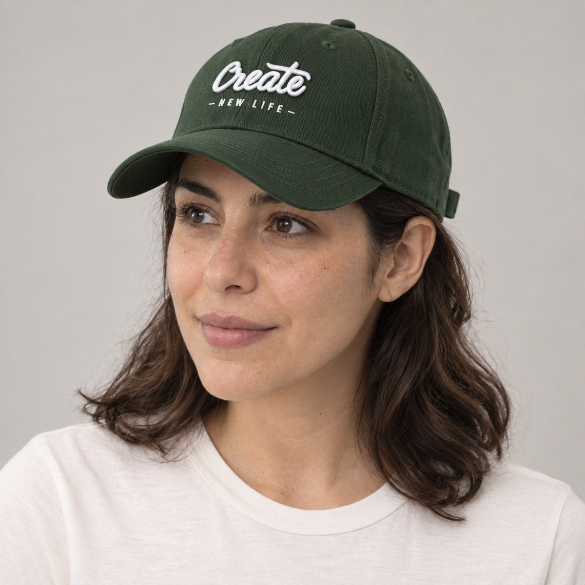 Gorro Create verde, detalle del diseño en modelo mujer