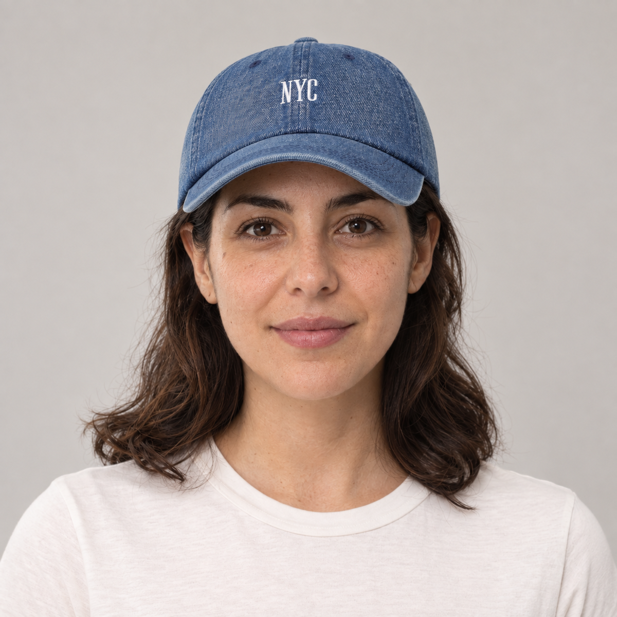 Gorro Denim NY azul, vista frontal en modelo mujer
