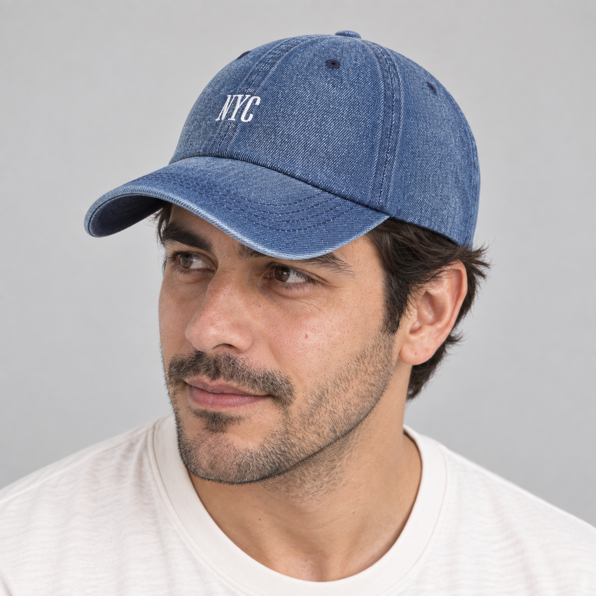 Gorro Denim NY azul, detalle del diseño en modelo hombre
