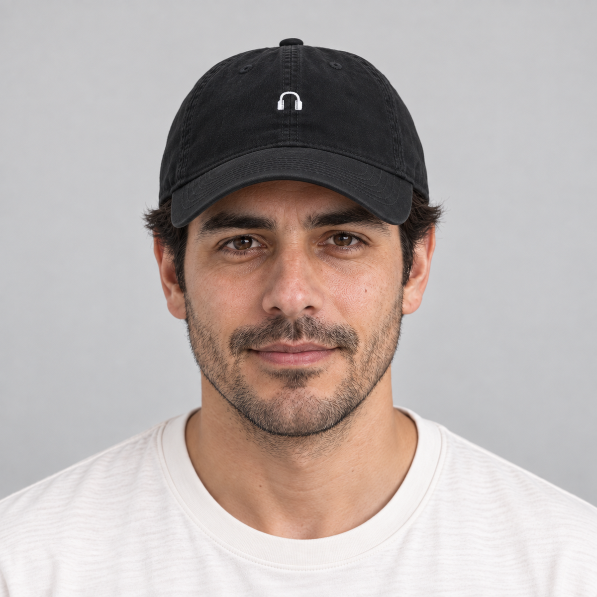 Gorro DJ negro, vista frontal en modelo hombre