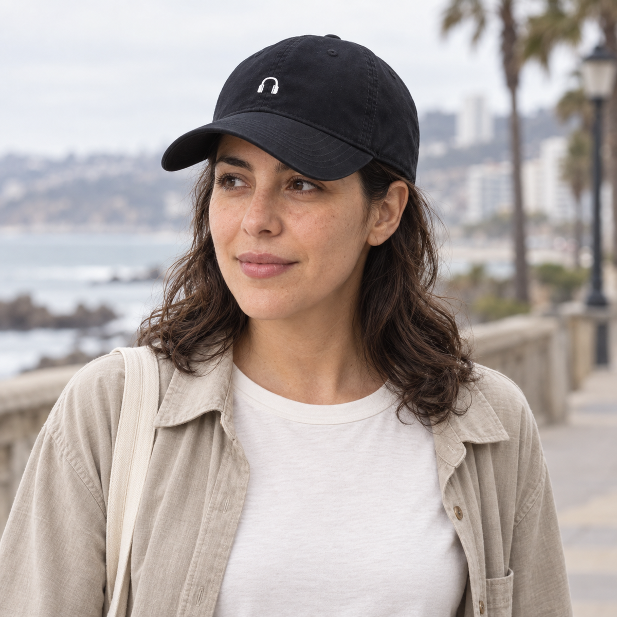 Gorro DJ negro, uso cotidiano en Viña del Mar en modelo mujer