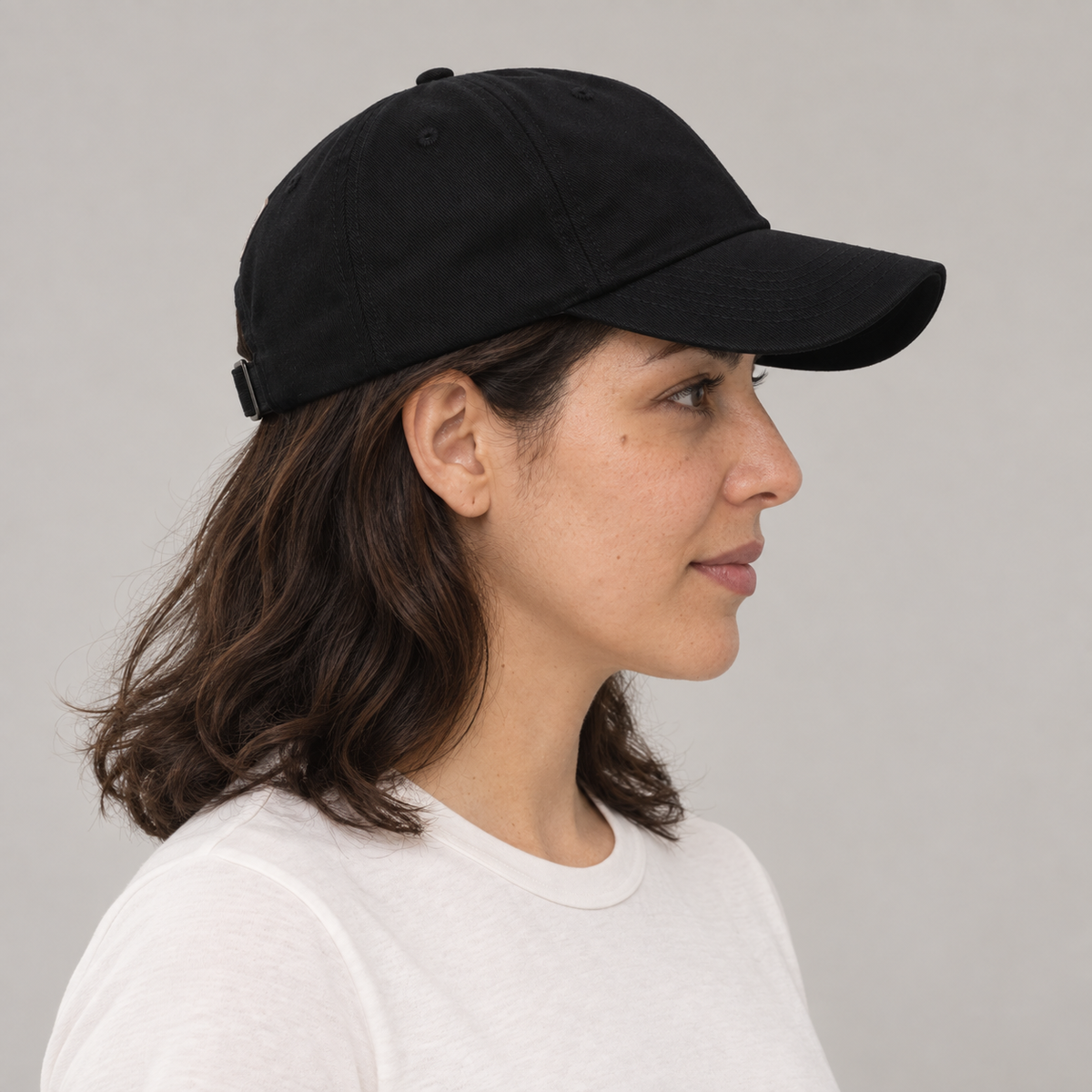 Gorro Esencial negro, vista lateral en modelo mujer