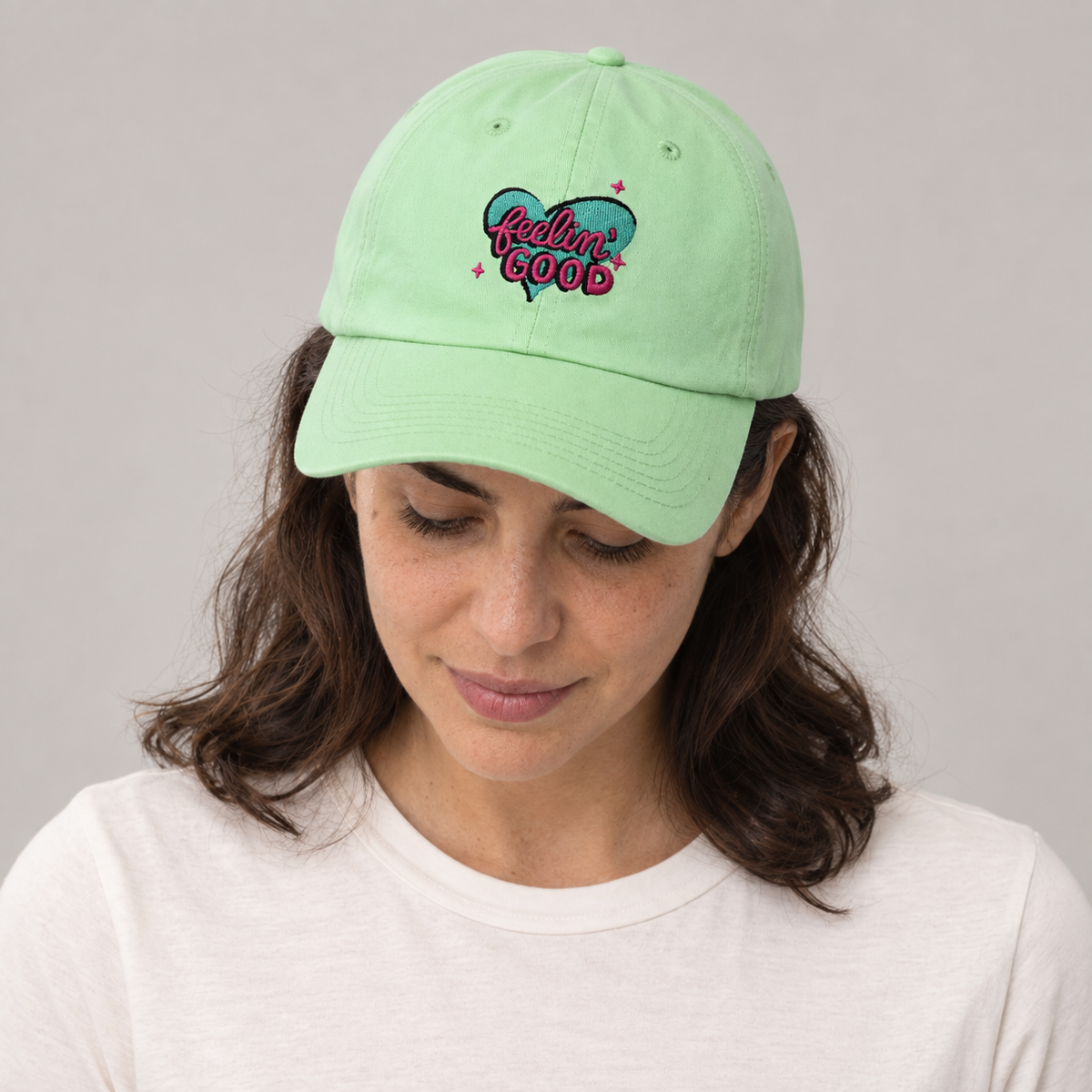 Gorro Feeling Good verde, mirando hacia abajo en modelo mujer