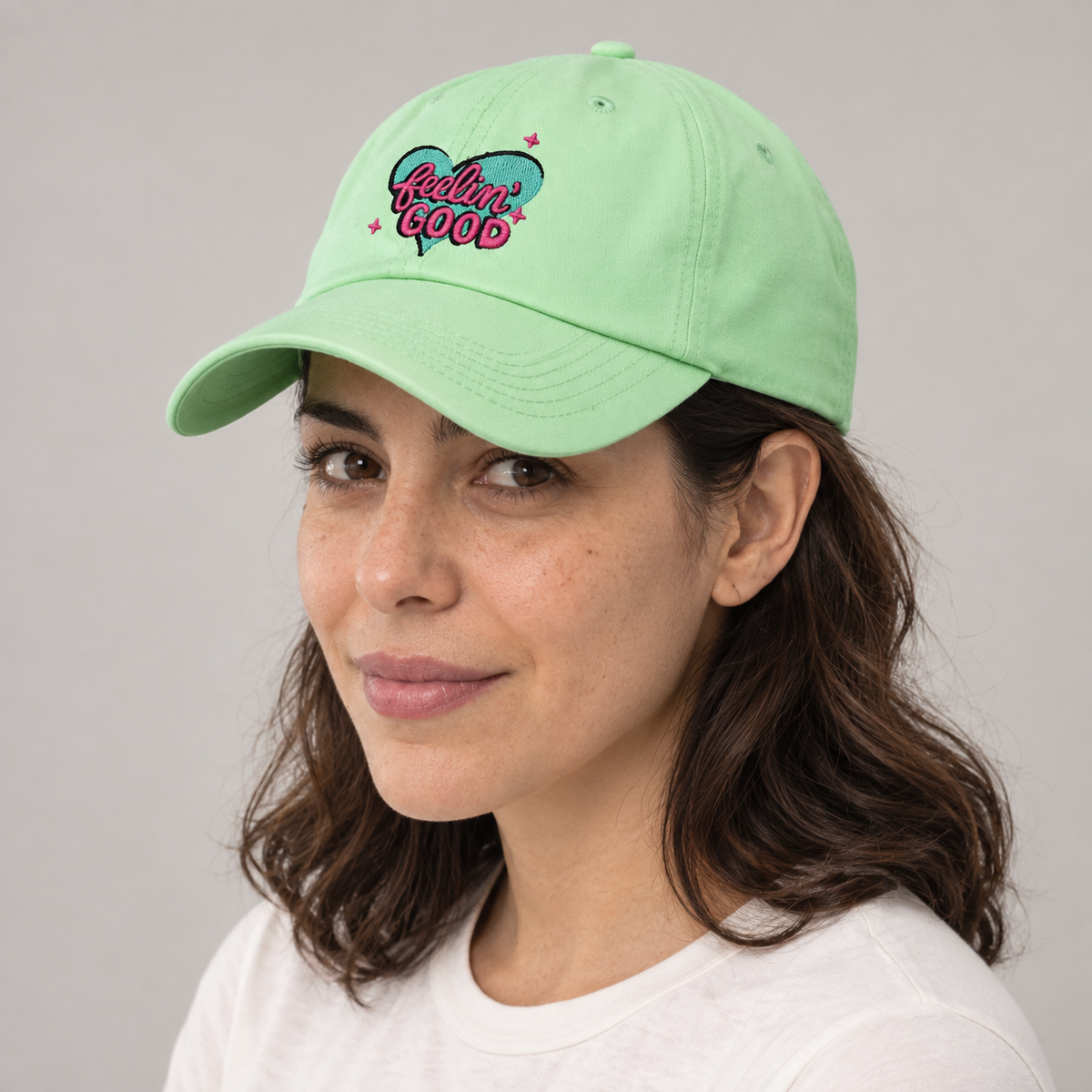 Gorro Feeling Good verde, detalle del diseño en modelo mujer