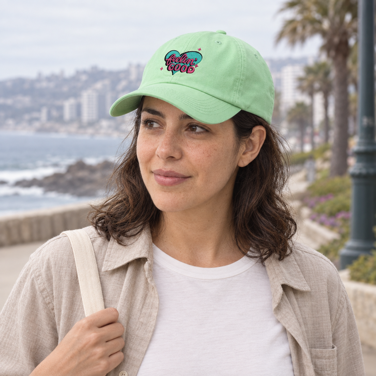 Gorro Feeling Good verde, uso cotidiano en Viña del Mar en modelo mujer
