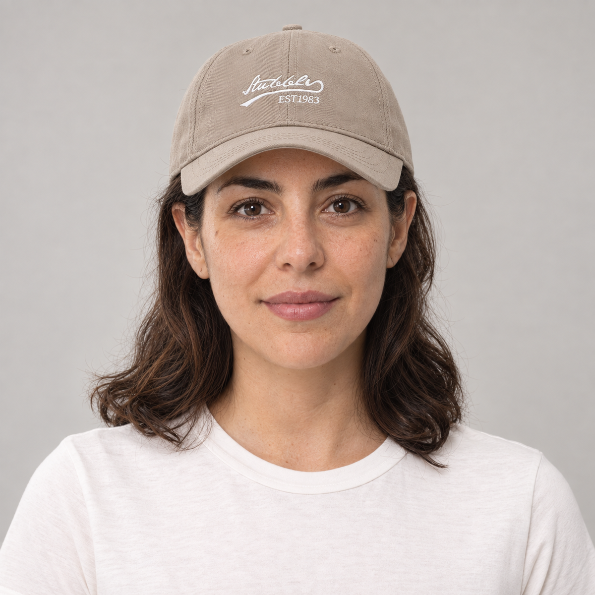 Gorro Fit Amplio beige, vista frontal en modelo mujer