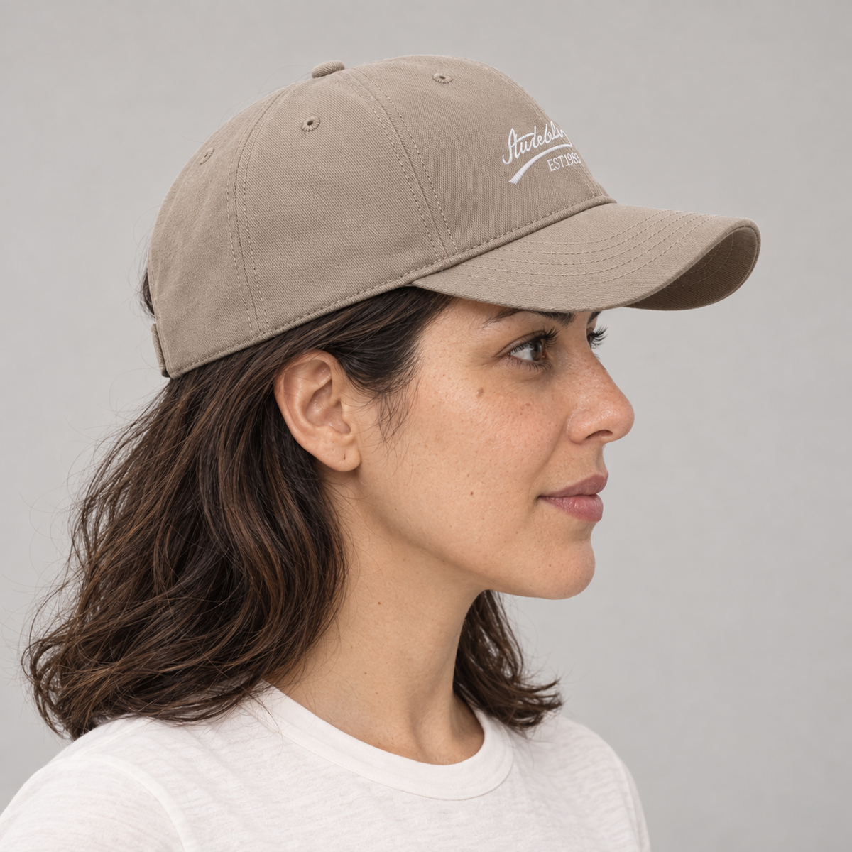 Gorro Fit Amplio beige, vista lateral en modelo mujer