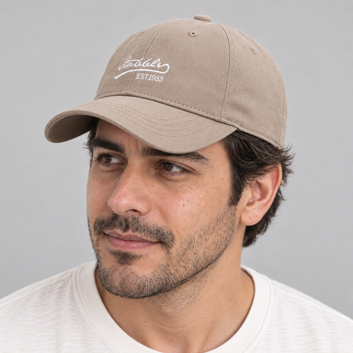Gorro Fit Amplio beige, detalle del diseño en modelo hombre