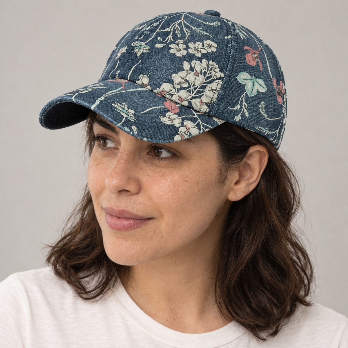 Gorro Floral azul, detalle del diseño en modelo mujer