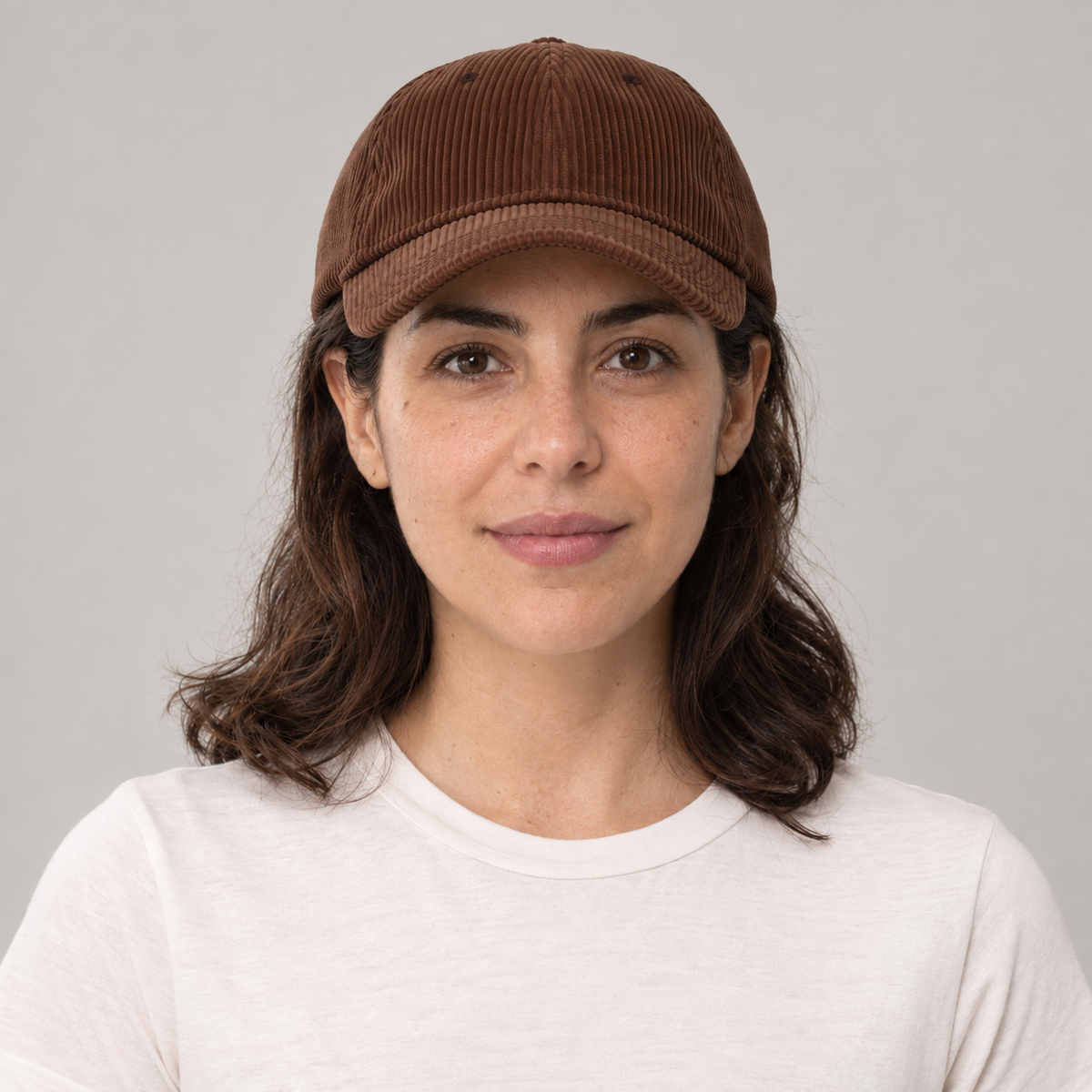 Gorro Gamuza café oscuro, vista frontal en modelo mujer