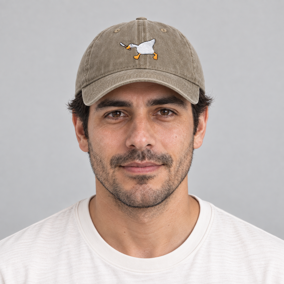 Gorro Goose beige, vista frontal en modelo hombre