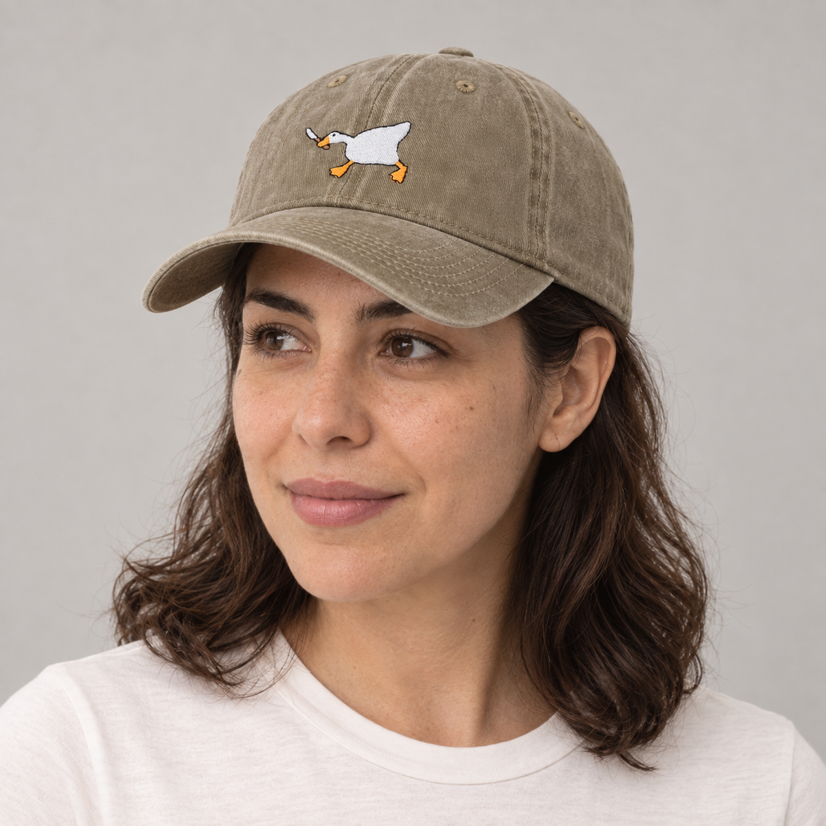 Gorro Goose beige, detalle del diseño en modelo mujer