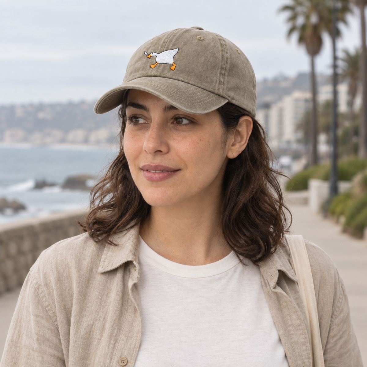 Gorro Goose beige, uso cotidiano en Viña del Mar en modelo mujer