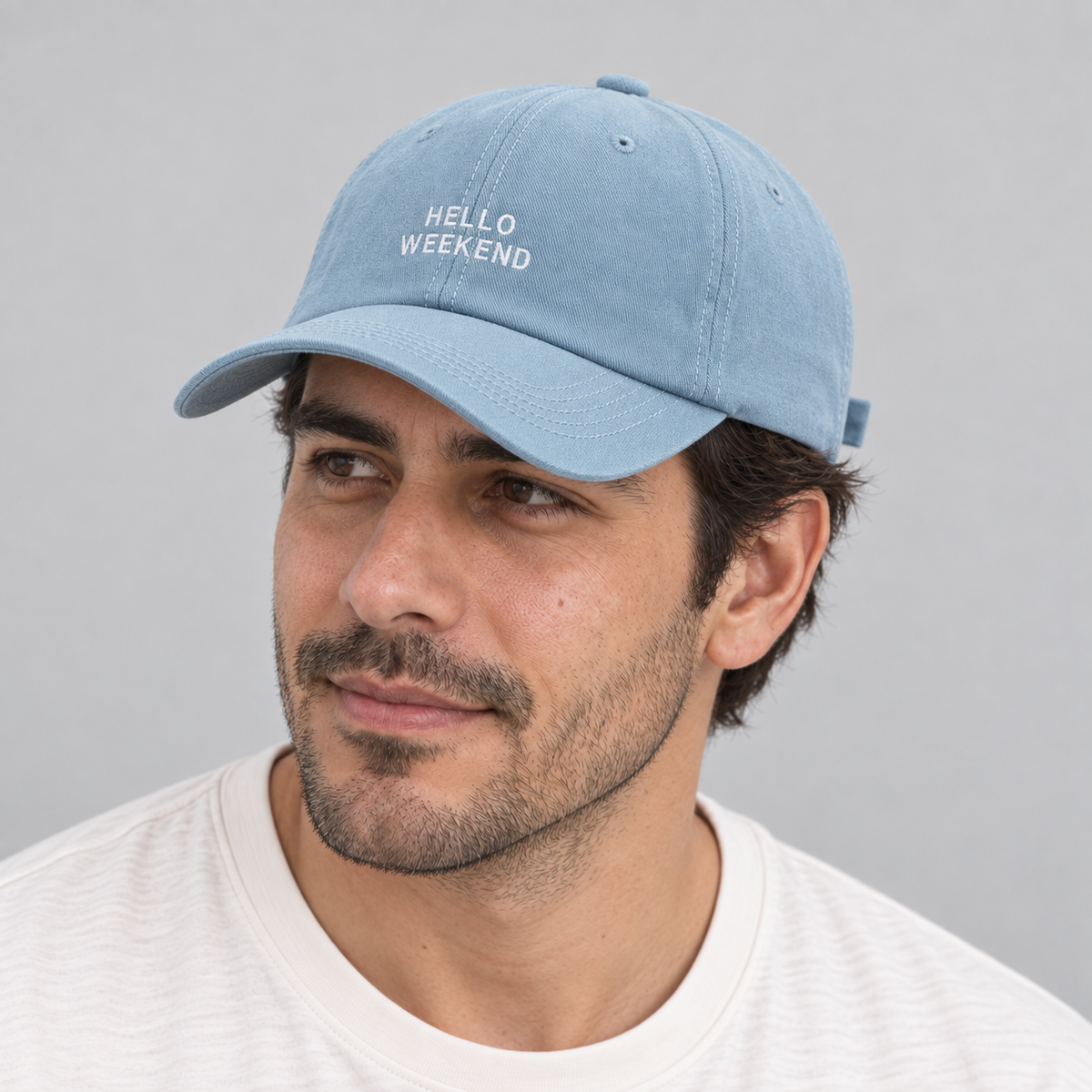 Gorro Hello Weekend azul cielo, detalle del diseño en modelo hombre