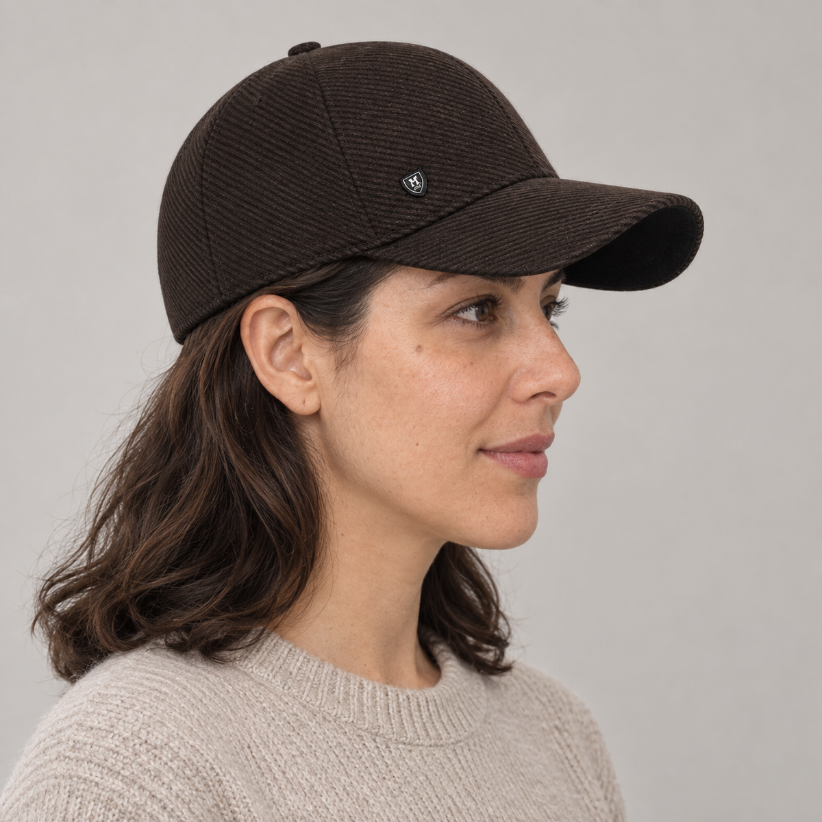 Gorro Invierno Fleece café oscuro, vista lateral en modelo mujer