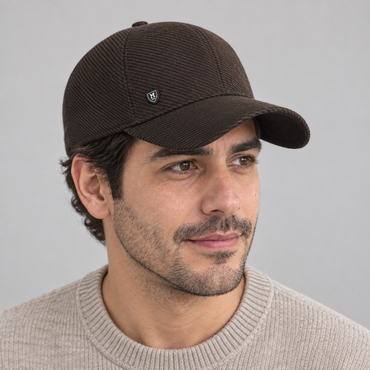 Gorro Invierno Fleece café oscuro, detalle del diseño en modelo hombre