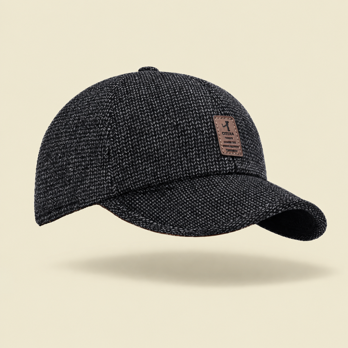 Gorro Invierno Studio Kyo, fotografía de producto sobre fondo crema
