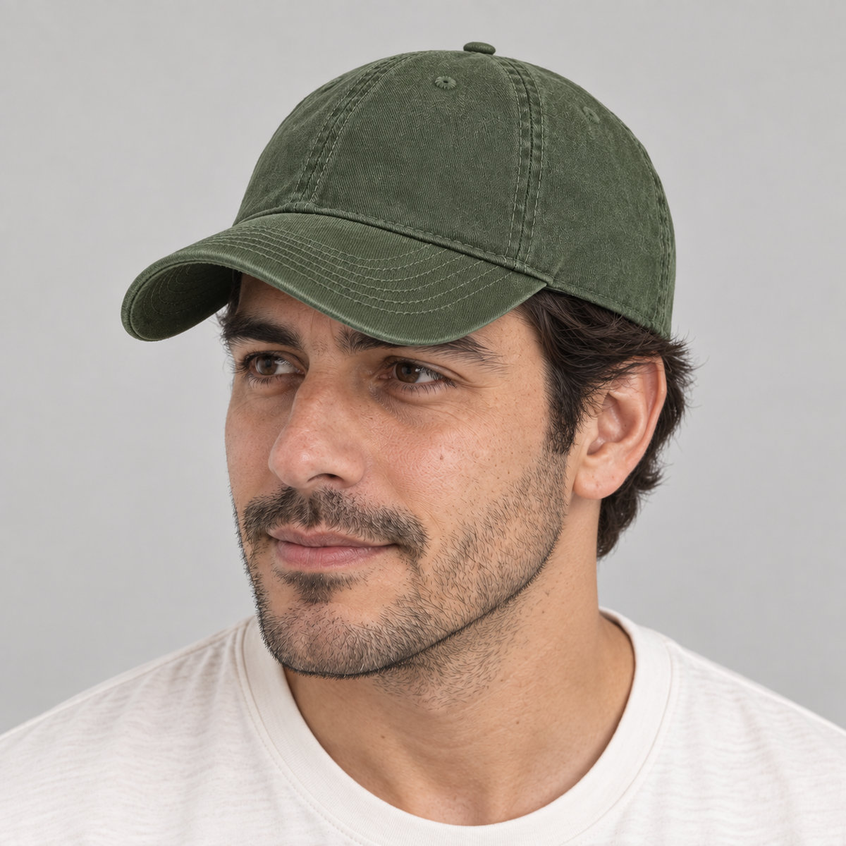 Gorro Kyo Basic verde, detalle del diseño en modelo hombre