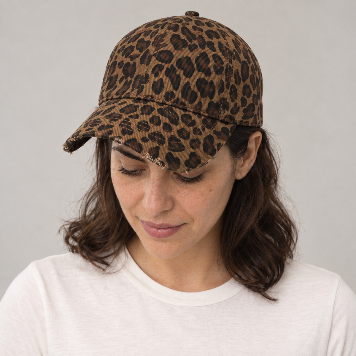 Gorro Leopardo café oscuro, mirando hacia abajo en modelo mujer