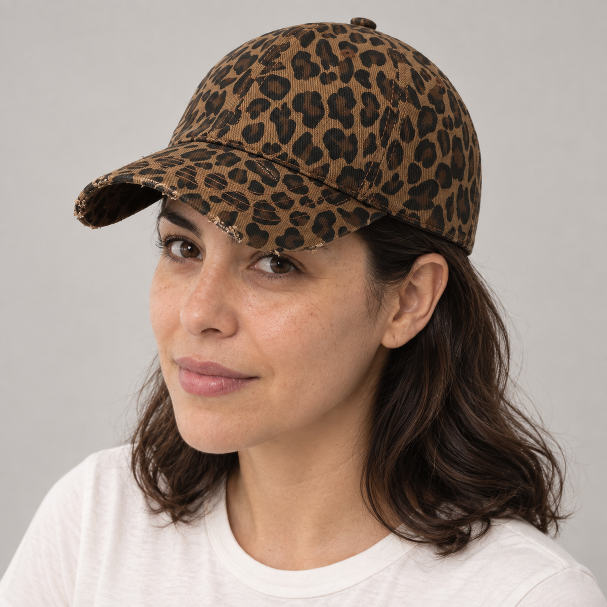 Gorro Leopardo café oscuro, detalle del diseño en modelo mujer