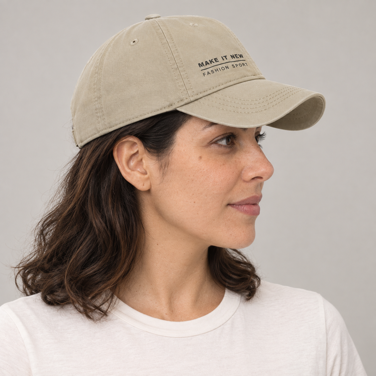 Gorro Make It New beige, vista lateral en modelo mujer