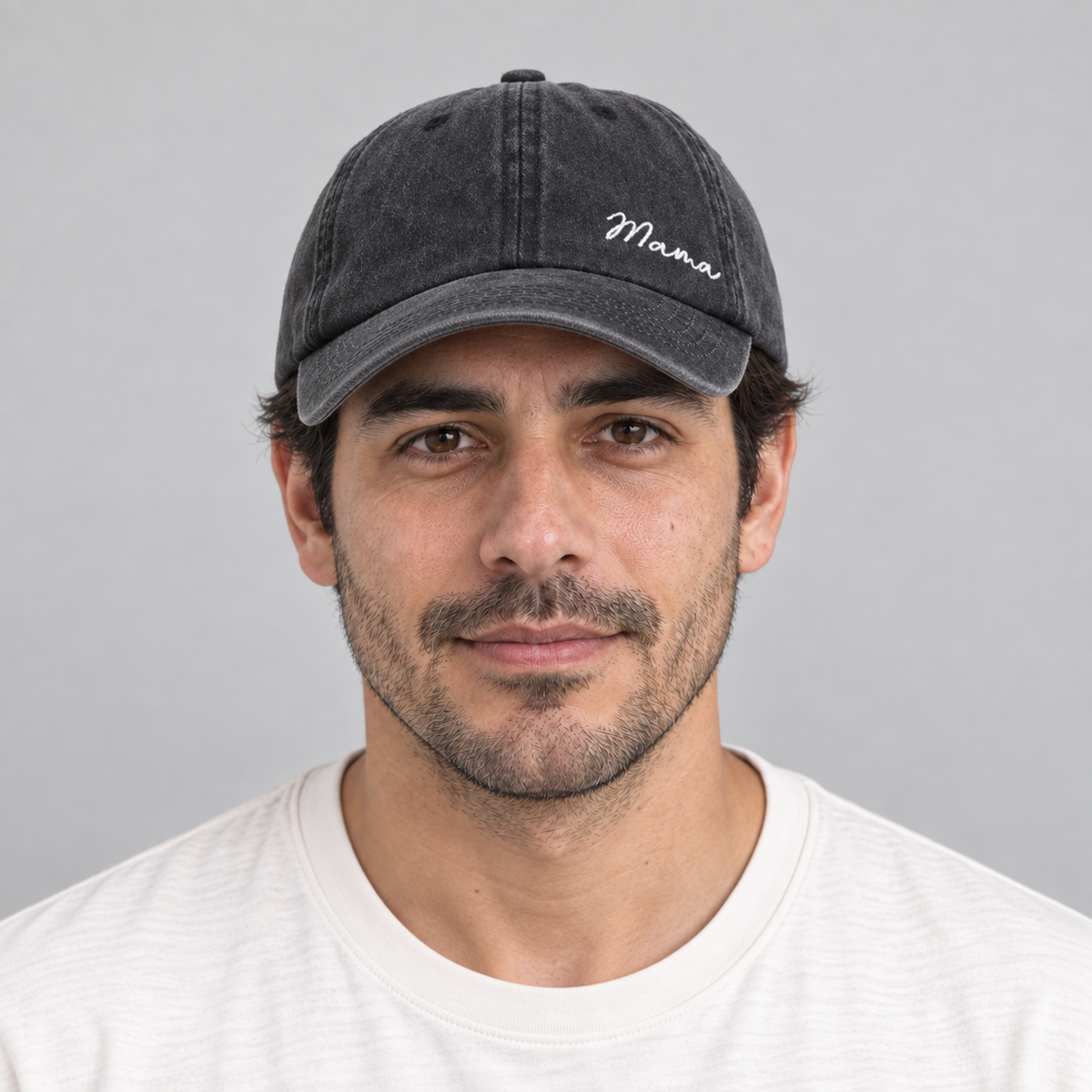 Gorro Mama negro lavado, vista frontal en modelo hombre