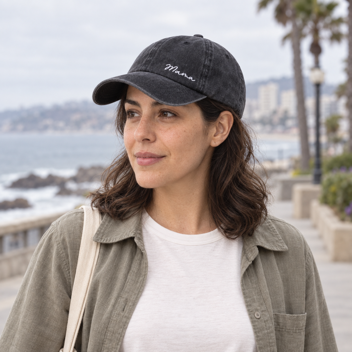 Gorro Mama negro lavado, uso cotidiano en Viña del Mar en modelo mujer