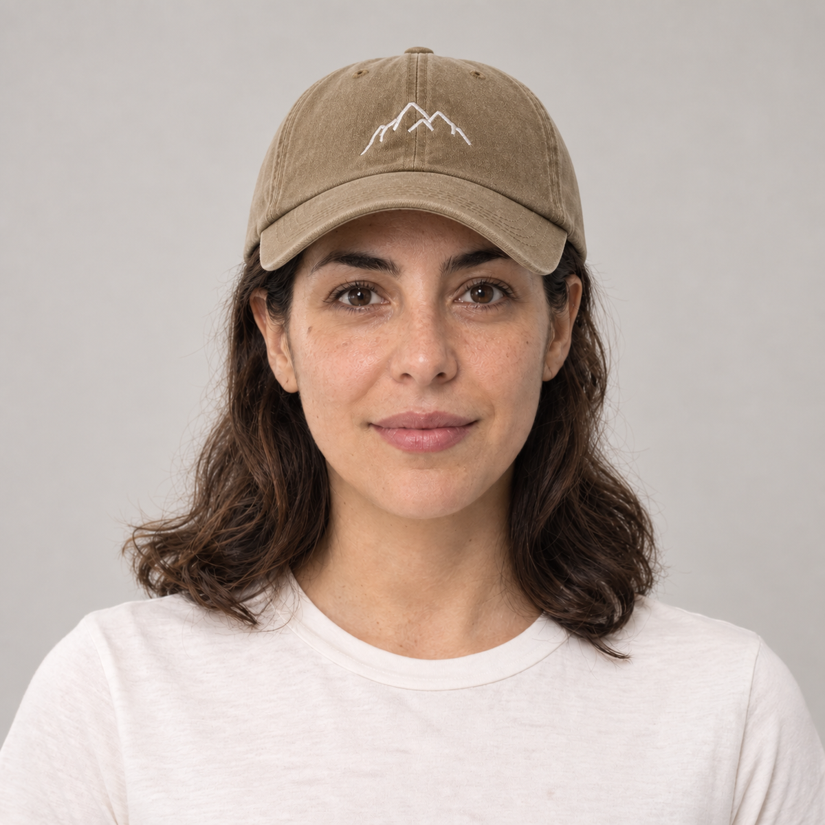 Gorro Montaña beige, vista frontal en modelo mujer