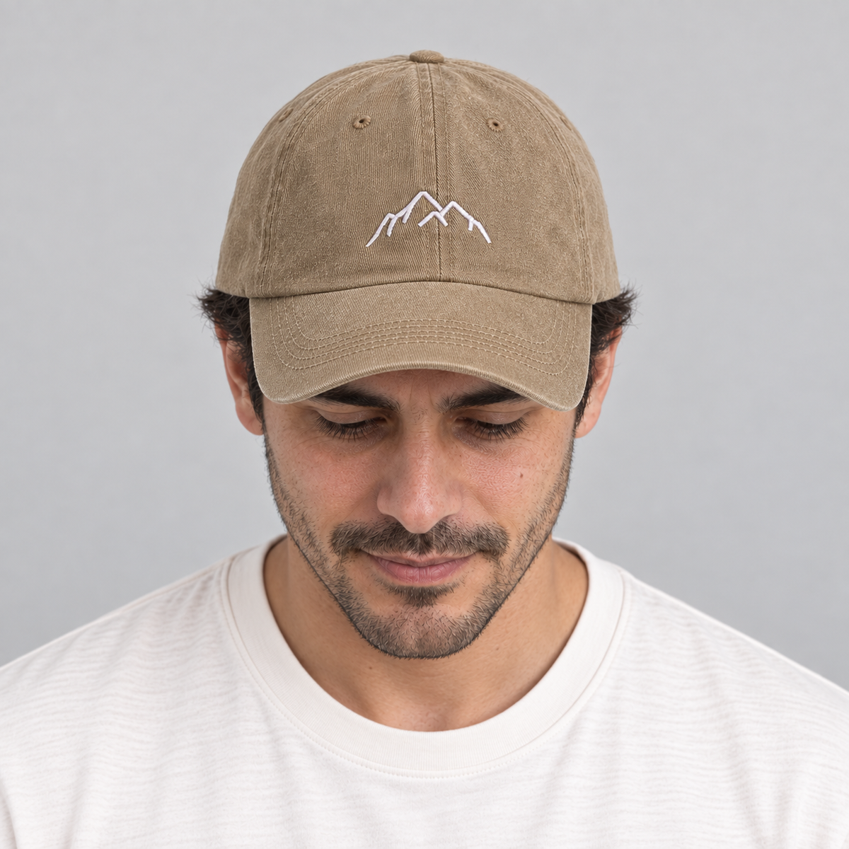 Gorro Montaña beige, mirando hacia abajo en modelo hombre