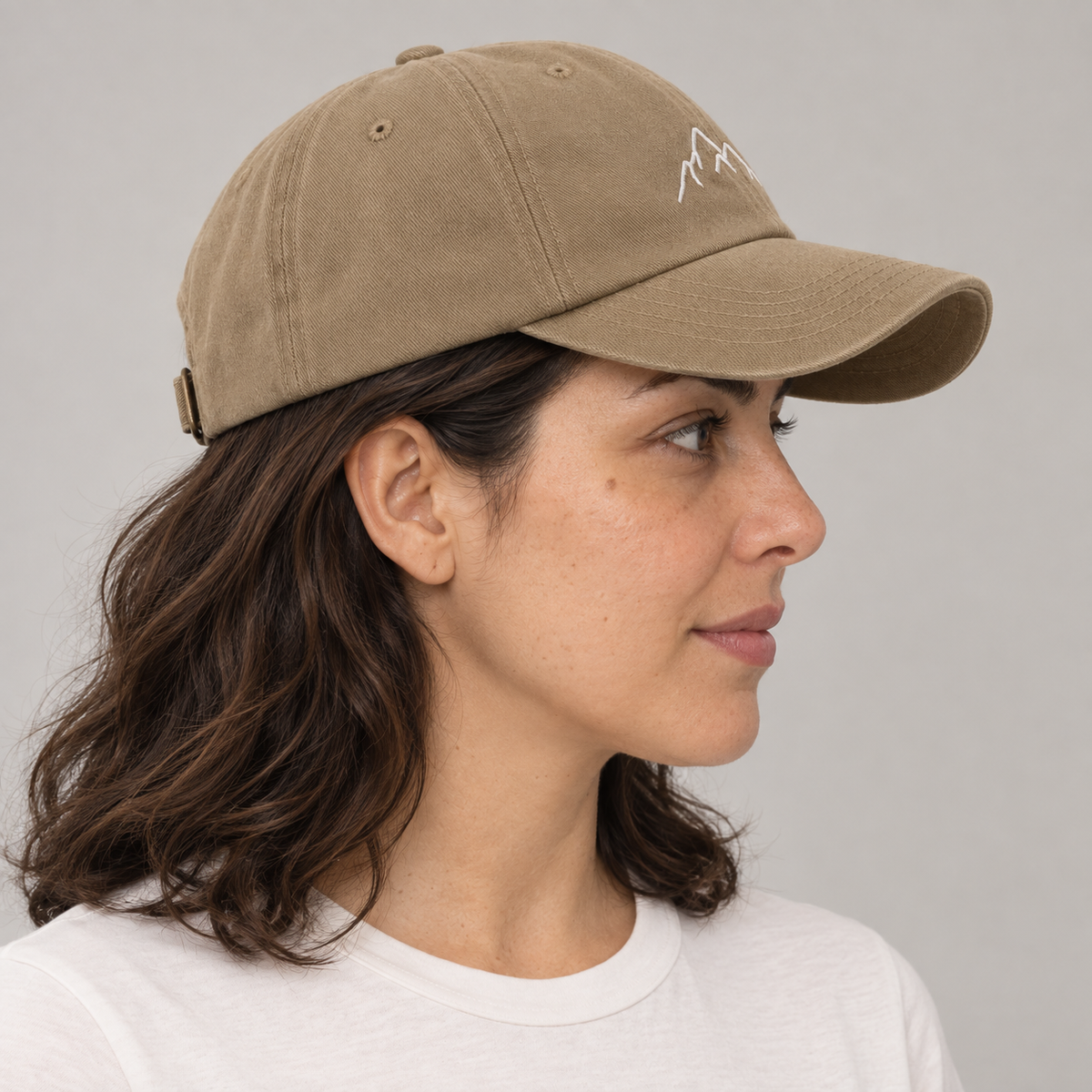 Gorro Montaña beige, vista lateral en modelo mujer
